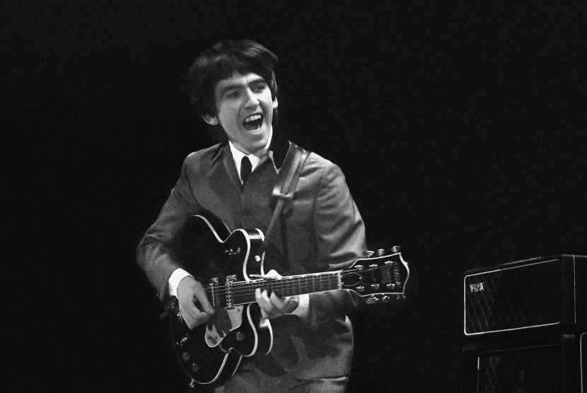  Foto  George Harrison saat konser live pertama The Beatles  di Washington Coliseum , Amerika Serikat, pada tanggal 11 Februari 1964.   (AP Photo / David Anthony Fine Art, Mike Mitchell)