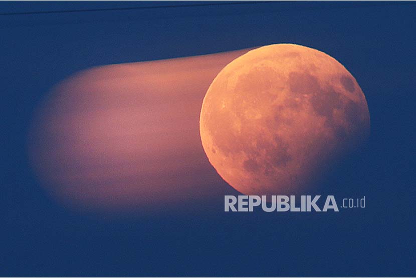 Foto gerhana bulan sebagian yang diambil dengan long exposure di Frankfurt, Jerman, Senin (7/8) malam