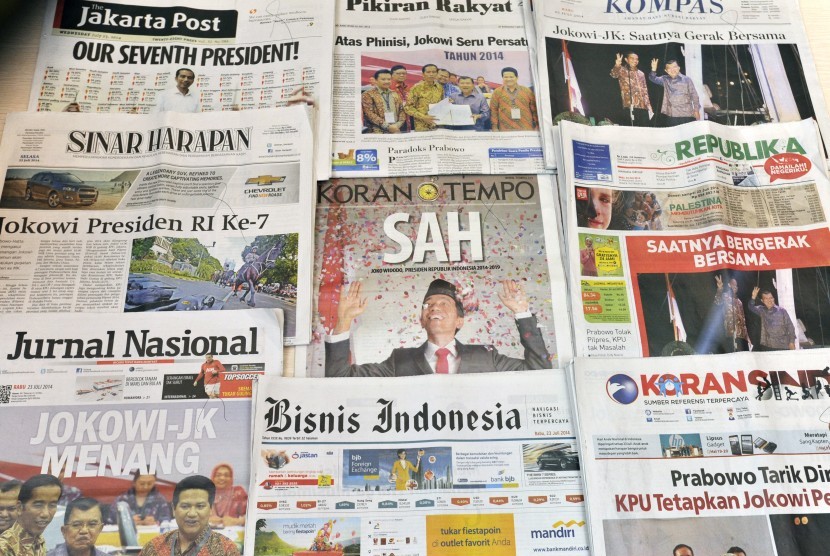Foto halaman depan berbagai surat kabar nasional menampilkan foto dan berita kemenangan pasangan capres-cawapres nomor urut dua Joko Widodo-Jusuf Kalla pada Pilpres 2014 di Jakarta, Rabu (23/7). 