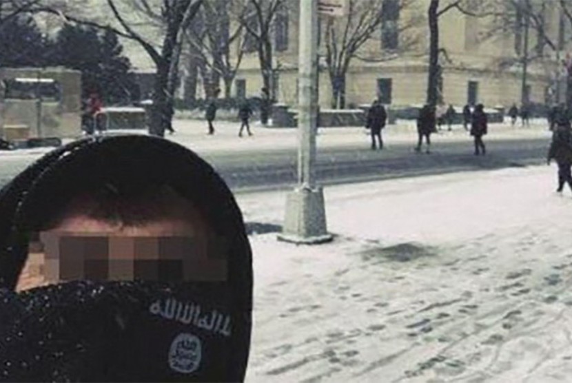 Foto hasil editan memperlihatkan turis Italia saat berpose di depan sebuah museum di NY dengan penutup mulut berlogo ISIS.