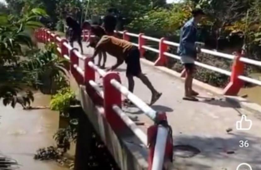 Foto hasil tangkapan layar dari salah satu akun Facebook milik warga yang menggunggah video aksi perusakan jembatan di Desa Babatan, Kecamatan Kebonagung, Kabupaten Demak, demi truk pengangkut sound horeg atau buttle sound bisa lewat.