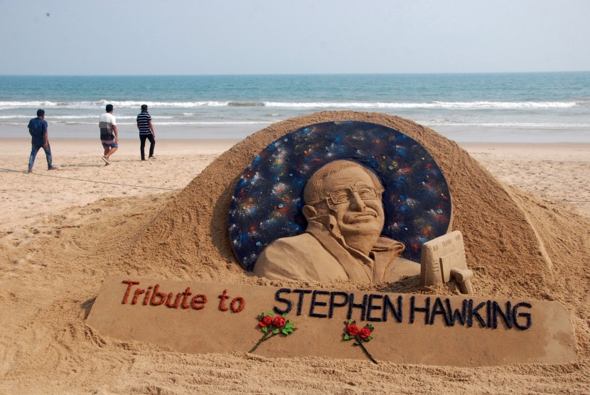 Foto ilmuwan Stephen Hawking menjadi bagian dari karya seni pasir di India, untuk mengenang kepergian Hawking di usia 76 tahun pada 14 Maret 2018.