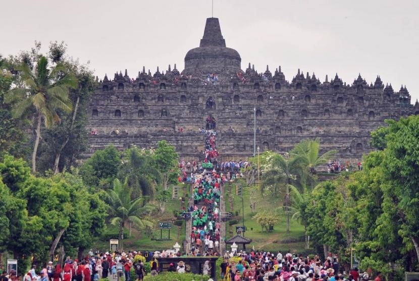Foto ilustrasi : aktivitas wisatawan memadati pelataran utama menuju Candi Borobudur, di Kabupaten Magelang, Provinsi Jawa Tengah, pada masa liburan jelang akhir tahun 2018.