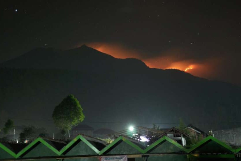 FOTO ILUSTRASI:    Api berkobar di lahan tanaman perdu lereng gunung  Merbabu, saat terjadi kebakaran hebat tahun 2015 lalu. 