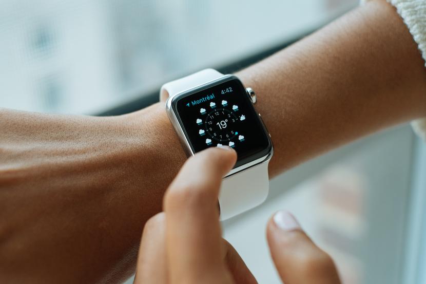 Apple mengembangkan cara baru dalam memantau kesehatan pernapasan dengan menggunakan iPhone dan Apple Watch./ilustrasi