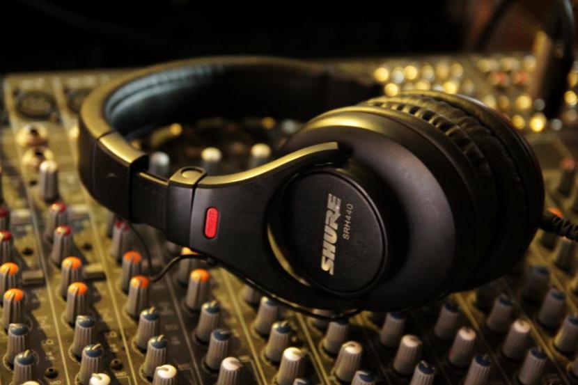 Headphone Shure dengan spesifikasi mumpuni dibanderol Rp 7,75 juta per unit.(Foto: ilustrasi headphone Shure)
