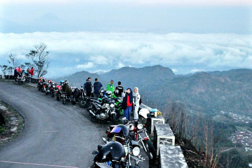 Foto ilustrasi kunjungan di puncak gunung Telomoyo, Kecamatan Banyubiru, Kabupaten Semarang sebelum terjadi pandemi Covid-19. 