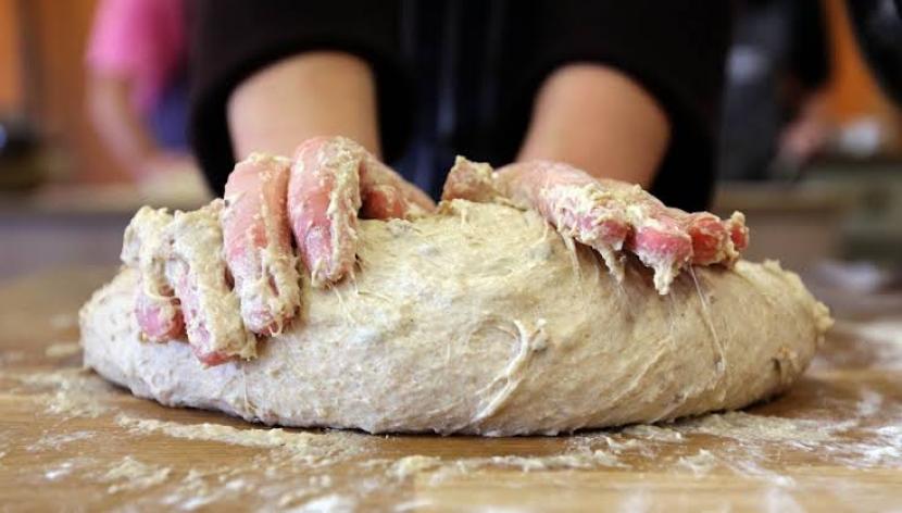 Membuat adonan roti (Ilustrasi). Dari kuas bulu babi, emulsifier, hingga rhum bisa membuat produk bakeri menjadi tidak halal.