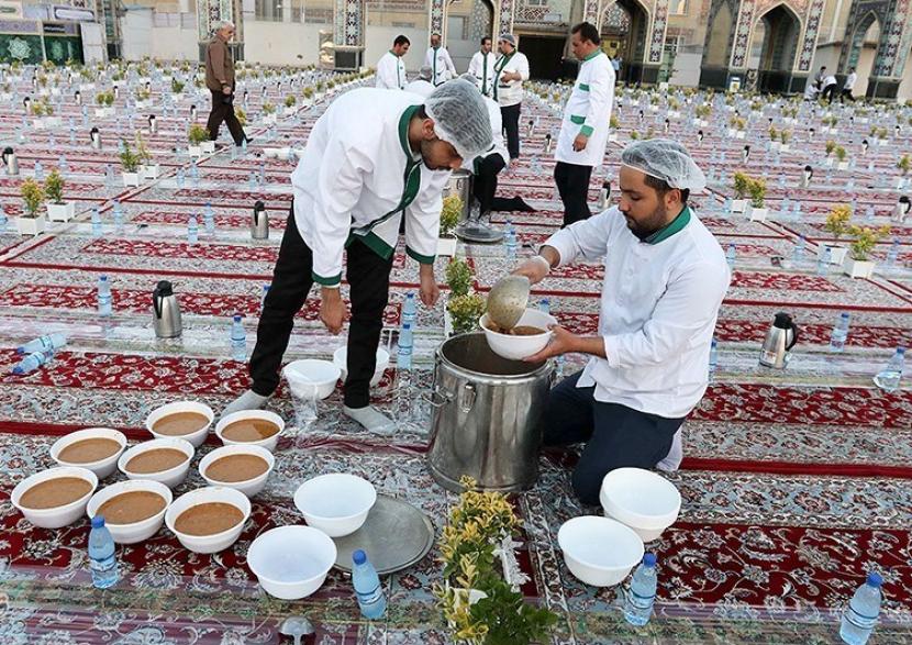 Saudi Resmikan Program Ramadhan Iftar di Sudan dan Bangkok. (Foto: ilustrasi menyiapkan buka puasa)