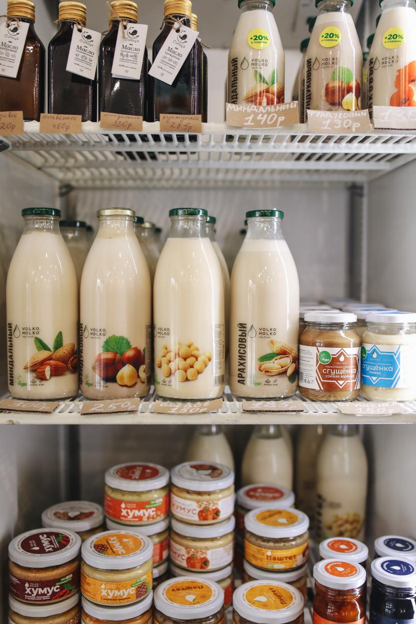 Menyimpan makanan di kulkas (Ilustrasi). Letakkan bahan makanan di tempat yang tepat di kulkas agar umur simpannya lebih lama. Susu, misalnya, jangan disimpan di bagian pintu kulkas.