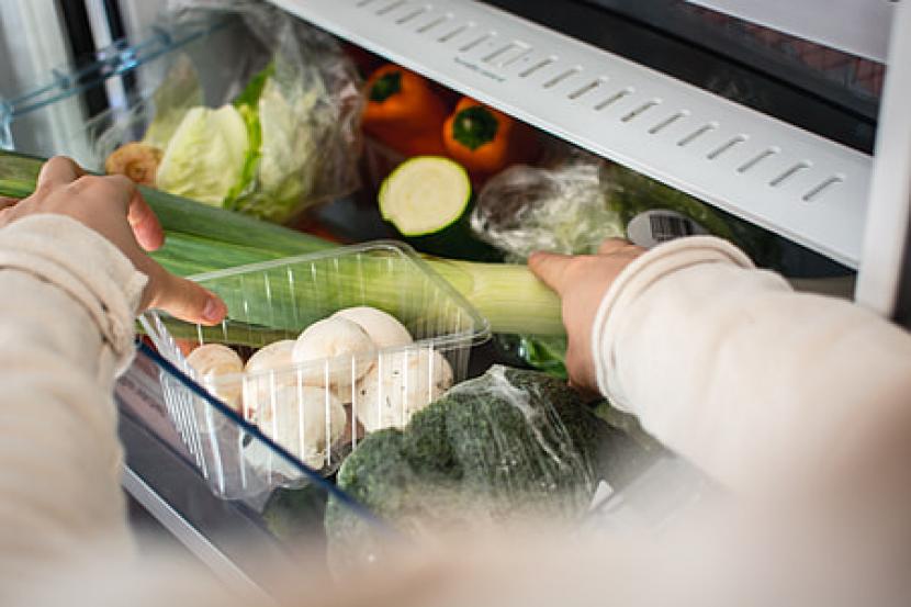 Foto: ilustrasi menyimpan makanan di kulkas