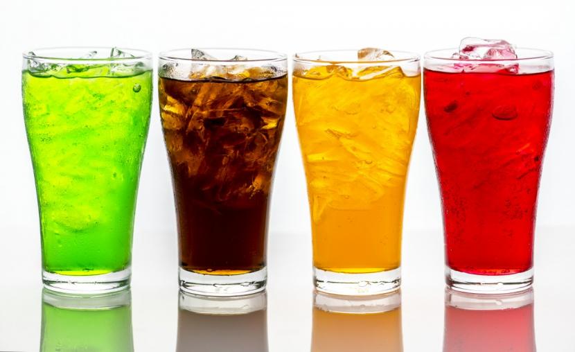 (Foto: ilustrasi minuman bersoda). Minuman bergula seperti soda dapat menyebabkan penumpukan lemak visceral.