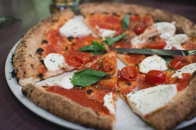 Ilustrasi pizza Margherita. Presiden Asosiasi Pembuat Pizza Neapolitan, Chef Sergio Miccu mengungkap bahwa sejatinya piza adalah makanan yang merakyat.