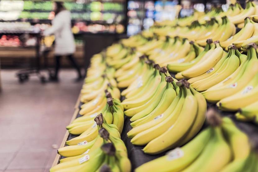 Pisang di supermarket (Ilustrasi). Buah pisang bisa dipertahankan kesegaran dan warna kuningnya dengan teknik penyimpanan yang tepat.