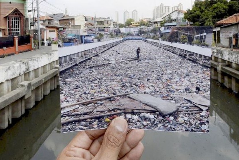 Photograph of one of Jakarta's canal before and after being cleaned from plastic waste.