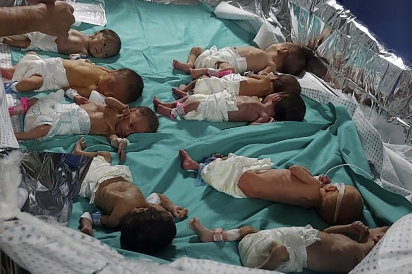 Foto ini yang dirilis oleh Dr. Marawan Abu Saada menunjukkan bayi -bayi Palestina yang lahir sebelum waktunya di Rumah Sakit Shifa di Kota Gaza pada hari Minggu, 12 November 2023.
