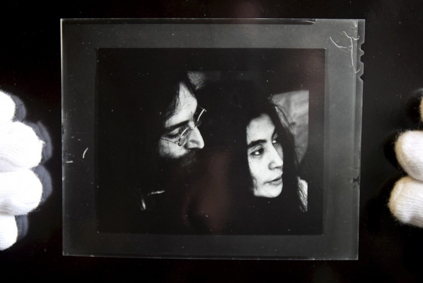 Foto John Lennon dan Yoko Ono. Pria yang membunuh John Lennon, David Chapman, gagal bebas bersyarat setelah permohonan yang diajukannya kembali ditolak Dewan Negara, New York, AS.