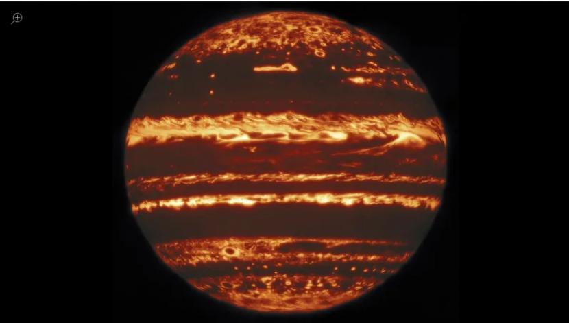 Foto Jupiter tampak seperti bola api yang diambil dari tiga data yang berbeda.