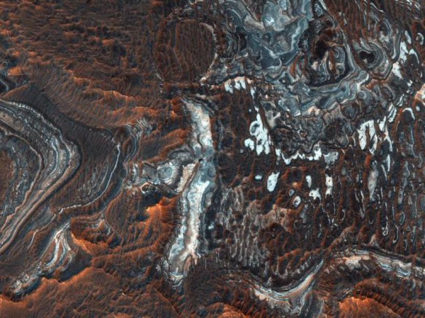 Foto Juventae Chasma yang diambil dengan kamera HiRISE.