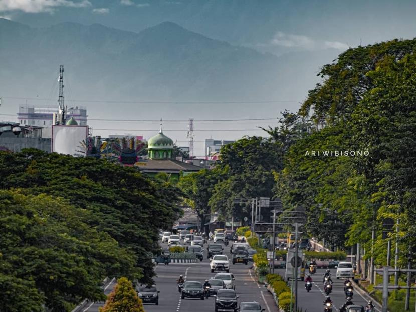 Foto karya Ari Wibisono yang diambil dari Jalan benyamin Sueb, Kecamayan Kemayoran, Jakarta Pusat, belum lama ini, dengan latar belakang pemandangan Gunung Gede Pangrango, Kabupaten Bogor.