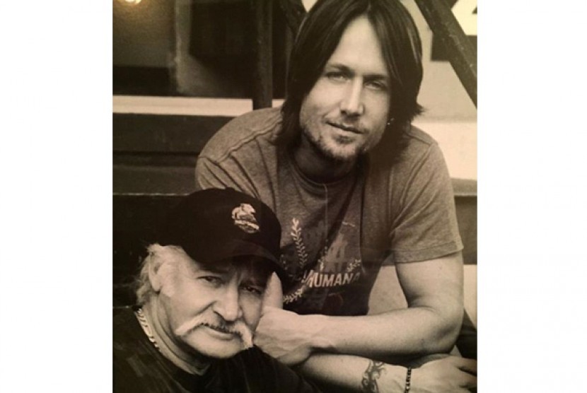 Foto Keith Urban dan ayahnya Robert Urban (kiri)