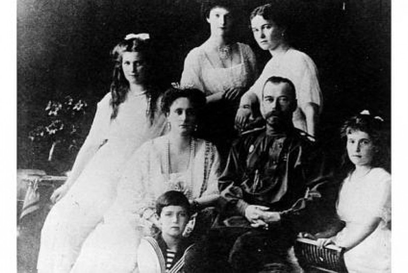 Foto keluarga Tsar Nicholas II sebelum mereka dibunuh oleh Bolshevik