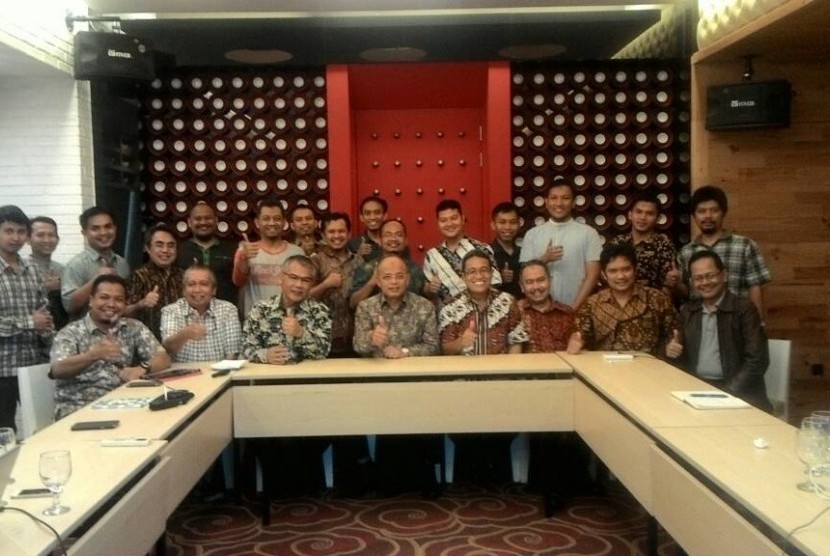 Foto kenangan Prof Furqon (duduk, keempat dari kiri) bersama dengan para pengurus Indonesia Bermutu pada rapat kerja bulan Februari 2017.