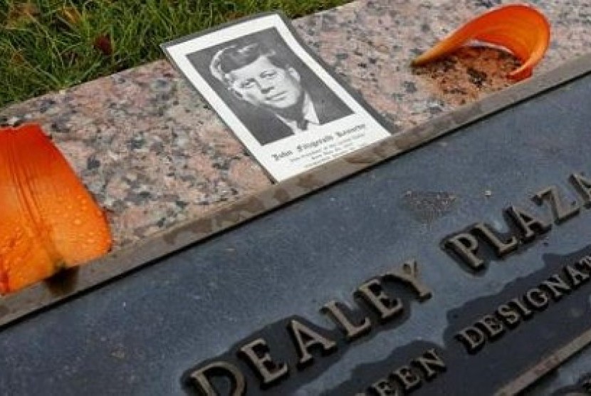 Foto Kennedy, diletakkan di ruang publik di Dallas, Amerika Serikat, sehari sebelum peringatan 50 tahun kematiannya.