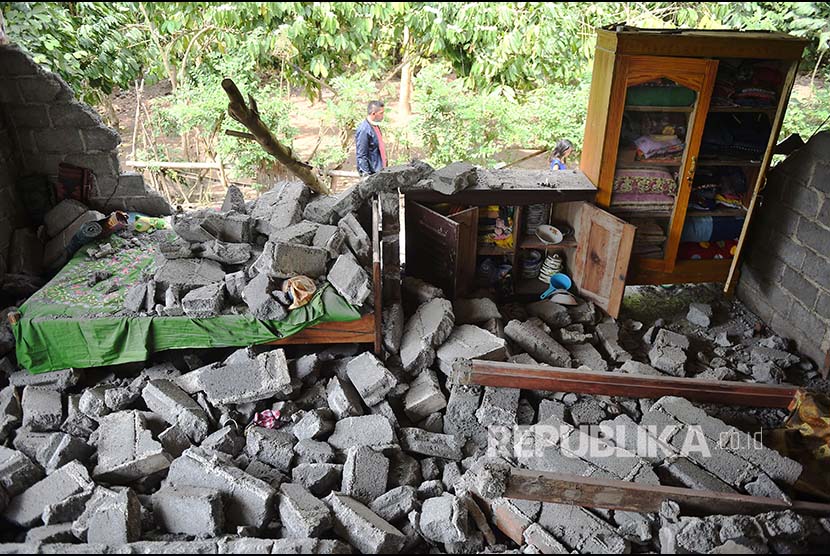 Foto kerusakan bangunan akibat gempa bumi di Desa Sajang, Lombok Timur, NTB, Senin (30/7). Gempa bumi berkekuatan 6,4 pada skala richter Minggu (29/7) kemarin telah mengakibatkan korban 15 orang meninggal dunia, 162 orang luka-luka serta ratusan rumah rusak. 