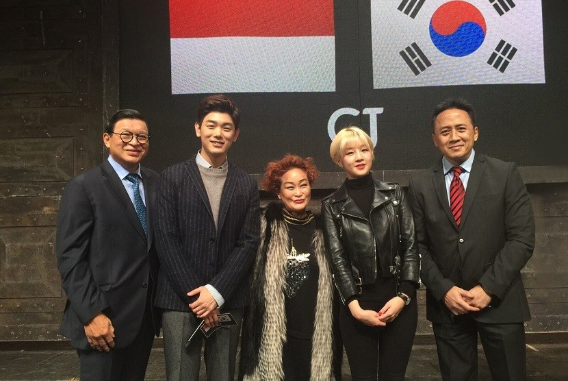 Foto (ki-ka): John Prasetyo, Dubes RI untuk Korea Selatan, Vice Chairman CJ E&M Miky Lee, ArtisBoram Park dan Eric Nam, Kepala Bekraf, Triawan Munaf 