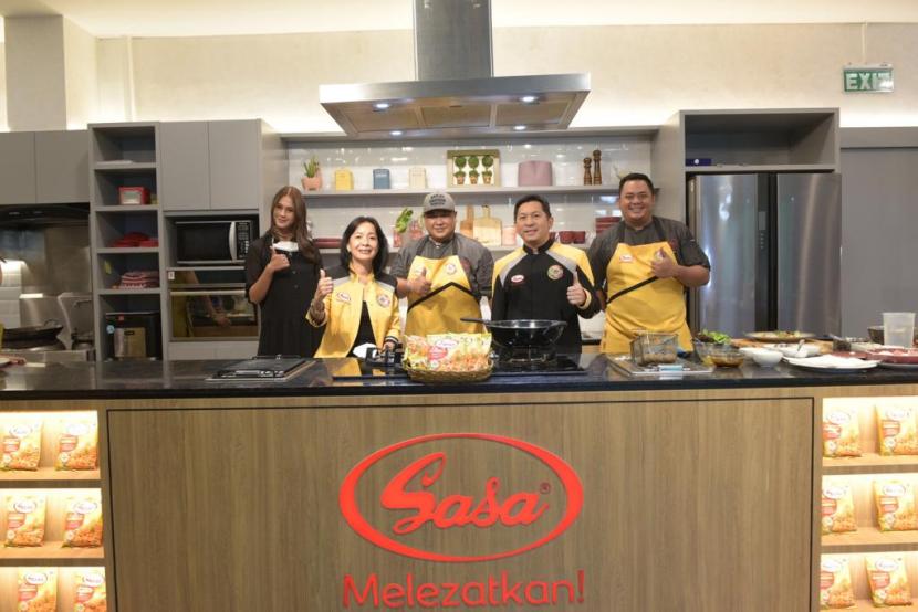 Foto kiri ke kanan: Paula Verhoeven, Susi Purnama (Head of R&D PT Sasa Inti), Chef Kongs, Albert Dinata (GM Marketing PT Sasa Inti), Chef Igo dalam peluncuran Tepung Sasa Bervitamin. 