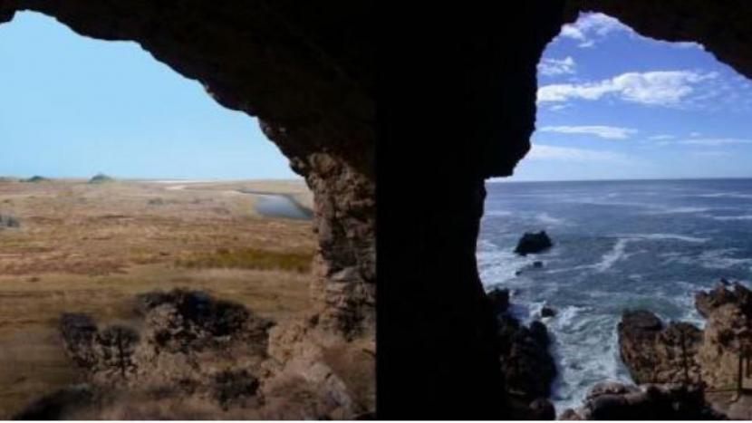 Foto pintu masuk gua di Pinnacle Point, Afrika Selatan pada 200 tahun lalu selama fase gletser dan permukaan laut yang lebih rendah (kiri) .  Foto kanan: Samudra berada dalam jarak beberapa meter dari gua pintu masuk pada saat air pasang. 