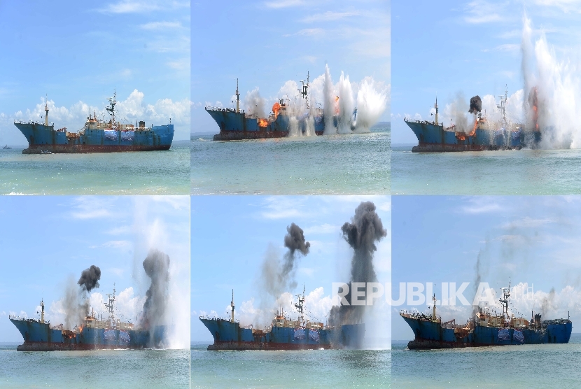 Foto kolase peledakan Kapal FV Viking oleh Kopaska TNI AL di Pantai Barat Pangandaran, Jawa Barat, Senin (14/3).  (Republika/Wihdan)