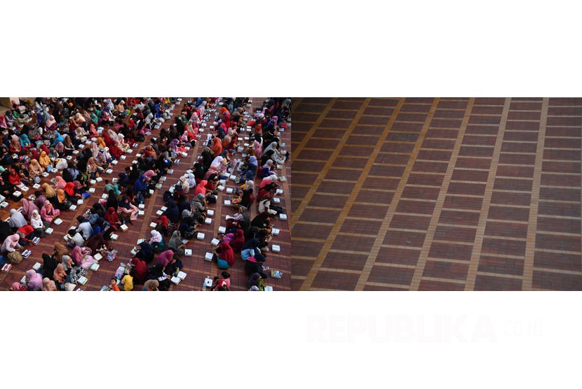 Foto kolase umat muslim menanti waktu berbuka puasa (kiri) pada (6/5/2019) dan suasana sesudah ditiadakan di Masjid Istiqlal, Jakarta Pusat, Selasa (28/4/2020). Masjid Istiqlal tidak menggelar buka bersama dan shalat tarawih berjamaah serta aktivitas keagamaan lain saat Ramadhan selama pandemi COVID-19 demi mencegah meluasnya penularan virus tersebut. 