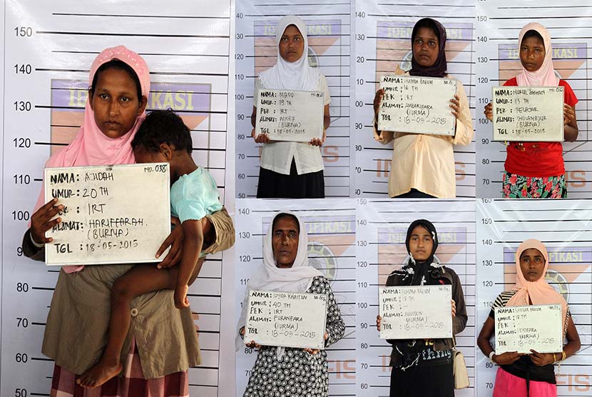 Foto kolase warga etnis Rohingya yang sedang didata petugas Indonesian Automatic Fingerprints Identification System (INAFIS) Polda Aceh di tempat penampungan sementara Kuala Langsa, Aceh, Senin (18/5).