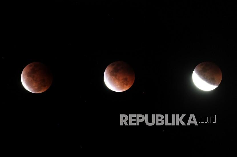 Foto kombinasi fase gerhana bulan total terlihat di kawasan pesisir pantai utara Indramayu, Jawa Barat, Rabu (27/5/2021). Gerhana bulan total tersebut terjadi selama sepuluh menit mulai dari pukul 18.18 hingga 18.28 WIB. 