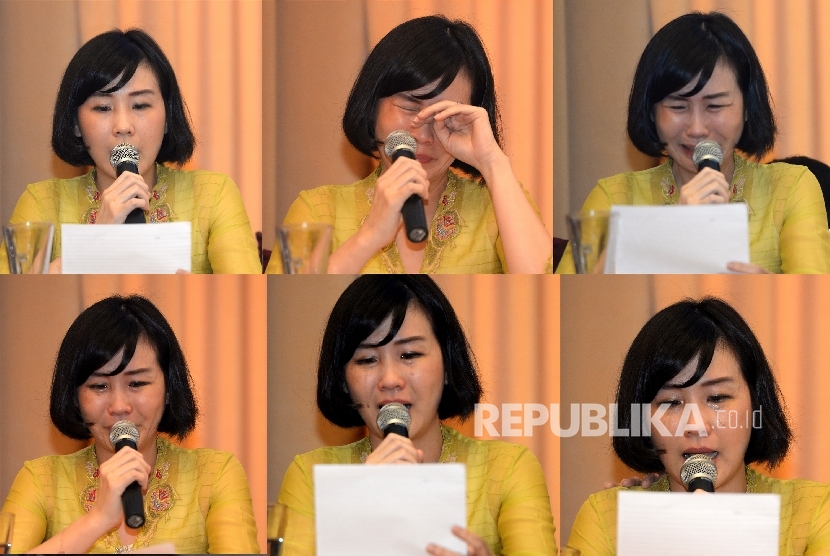 Foto kombo Istri Basuki Tjahaja Purnama alias Ahok, Veronika Tan membacakan surat Ahok saat konferensi pers mengenai pengajuan banding atas putusan hakim, di Jakarta, Selasa (23/5). 
