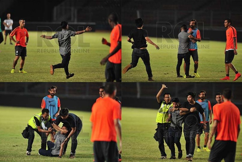 Foto kombo seorang fans klub sepakbola Italia Juventus memasuki lapangan saat para pemain Juventus berlatih menjelang tur Juventus ke Asia-Pasific di Stadion Gelora Bung Karno, Selasa (5/8) malam. Juventus akan melawan ISL All Stars dalam laga persahabatan