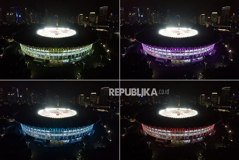 Foto kombo Stadion Utama Gelora Bung Karno (SUGBK) diterangi cahaya lampu warna warni, di Jakarta, Jumat (12/1).