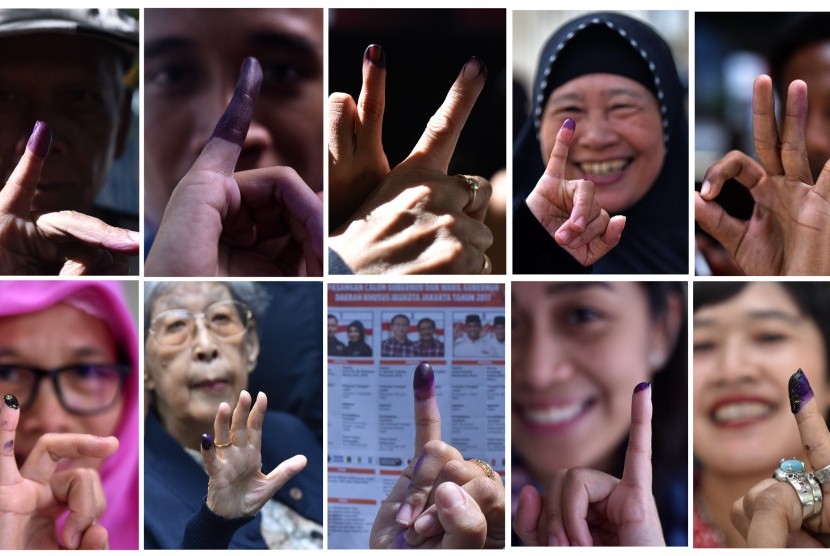 Foto kombo warga menunjukkan jari usai menggunakan hak pilih pada pilkada DKI Jakarta di Jakarta, Rabu (15/2).