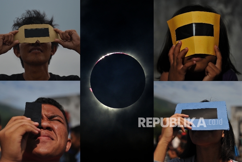 Foto kombo warga menyaksikan fenomena gerhana matahari total di Benteng Tolukko, Ternate, Maluku Utara, Rabu (9/3). 