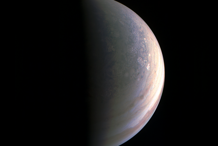 Foto kutub utara Jupiter yang ditangkap dengan instrumen Junocam