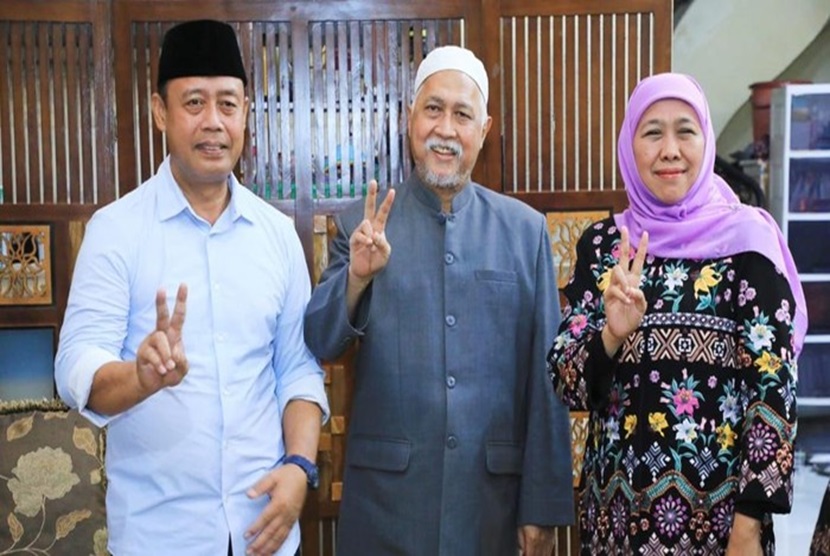 Foto Kyai Ahmad Fuad pengasuh utama Ponpes Sidogiri dan Khofifah Indar Parawansa jadi simbol dukungan bagi Prabowo-Gibran
