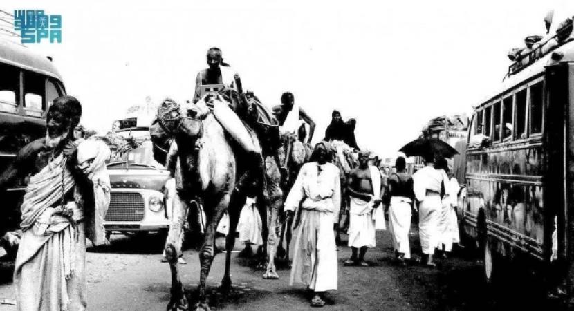 Foto lawas yang memperlihatkan perjalanan jamaah haji di masa lalu.