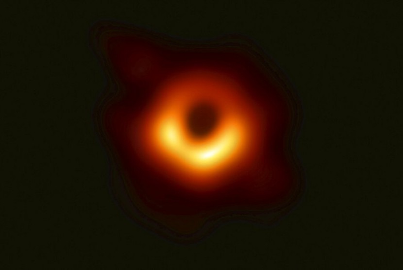 Foto lubang hitam pertama yang berhasil ditangkap ilmuwan. 
