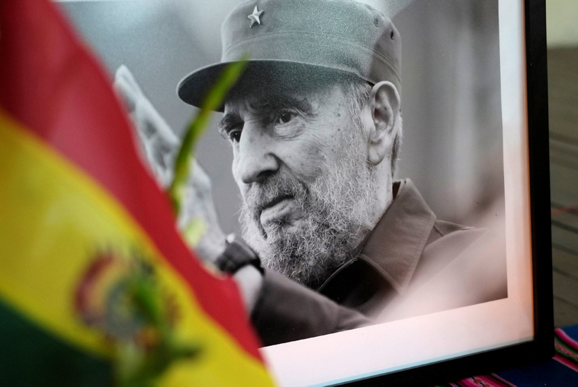 Foto mantan Presiden Kuba Fidel Castro terlihat saat upacara penghormatan, setelah pengumuman kematian pemimpin revolusioner Kuba Fidel Castro di La Paz, Bolivia, (26/11). 
