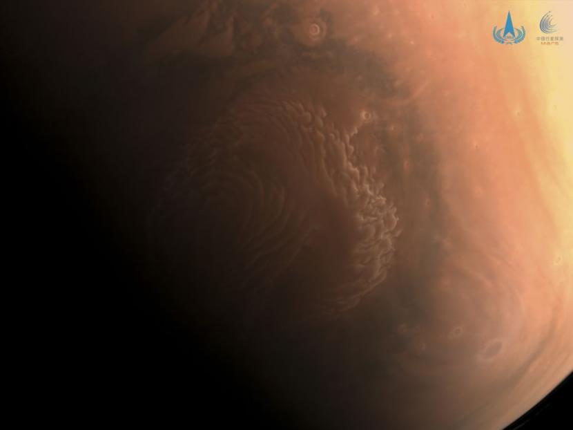 Foto Mars yang diambil dari wahana China Tianwen-1 yang menunjukkankutub utara Mars.