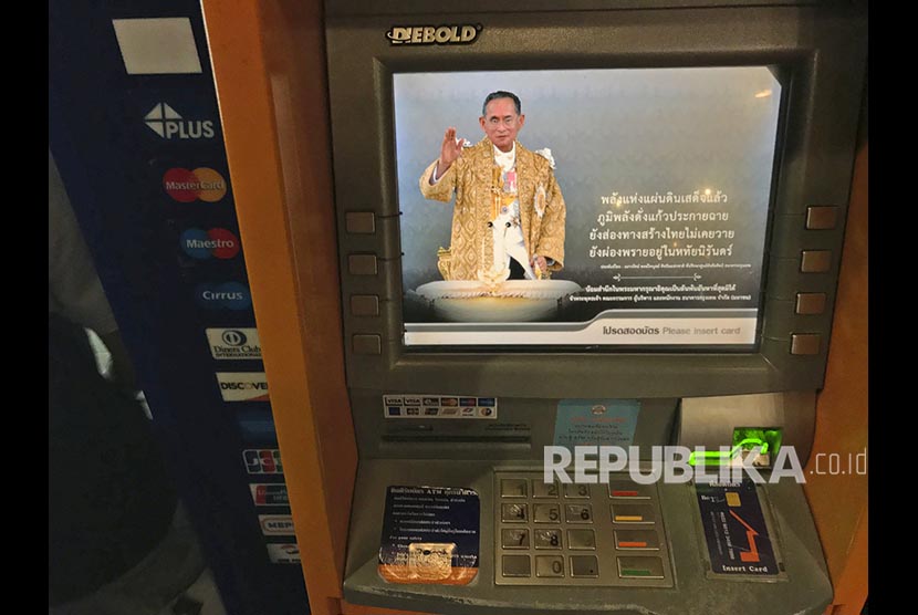Foto mendiang Raja Bhumibol terpampang di sebuah mesin ATM di Bangkok.
