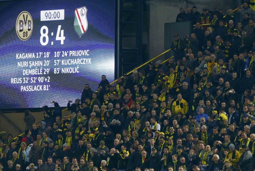 Foto mengabadikan papan skor di stadion Signal Iduna Park saat laga Liga Champions antara Borussia Dortmund lawan Legia Warsawa, Rabu (23/11) dini hari WIB. Total 12 gol yang tercipta pada laga itu menjadi rekor baru Liga Champions.