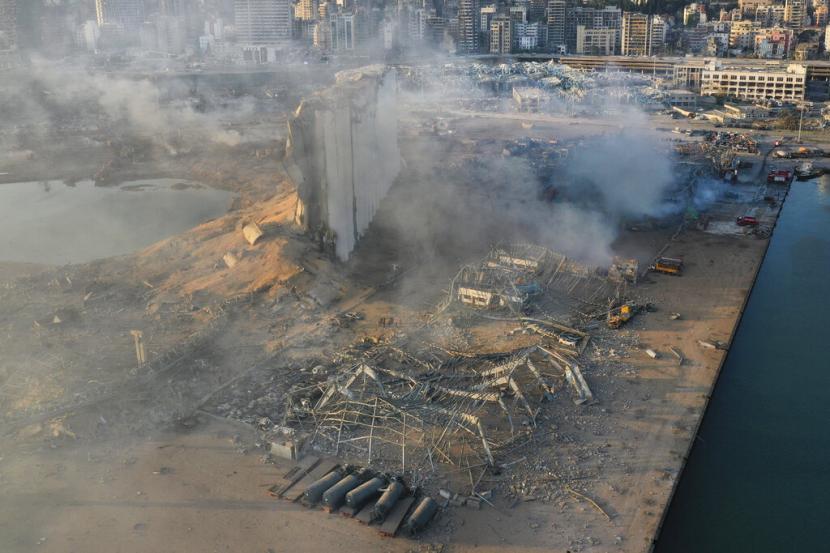 Foto menggunakan drone memperlihat bekas-bekas ledakan di kawasan pelabuhan Beirut, Lebanon, Rabu (5/8). Ledakan berskala besar tersebut merusak area pelabuhan, menghancurkan bangunan di ibu kota dan menciptakan awan bentuk jamur berukuran raksasa di langut Beirut. 